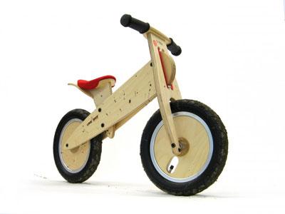 Das LIKEaBIKE mountain - ein robustes Holzlaufrad für Kinder ab 2 Jahren. Durch die luftbereiften Räder kann Ihr Kind alle Wege bequem mit viel Fahrspaß fahren - selbst holprige Waldwege und Kopfsteinpflaster Durch sein serienmäßig montiertes Schutzblech verschmutzt kein Kleid, Rock oder Anorak. 