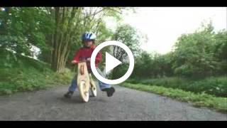 Kinder fahren auf dem LikeaBike und alle haben viel Spaß