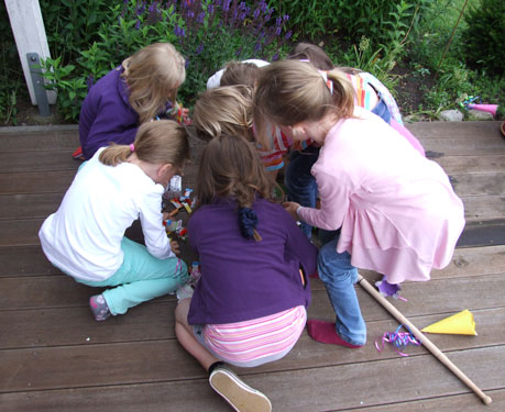 Kinder sammeln die Überraschungen ein