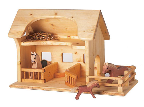 Pferdestall aus Holz mit Pferden