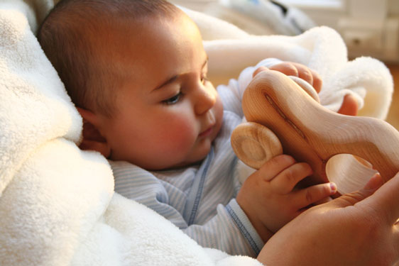Baby mit Holzgreifling
