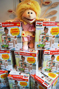 Holzfarm Maskottchen Fee Fine präsentiert die neue Haba Selection Kugelbahn Klangmurmeln 301371
