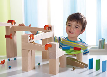 Junge spiel mit Haba Selection Kugelbahn Klangmurmeln Art. 301371