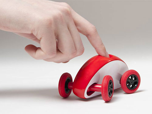 Hand fährt mit Fingercar