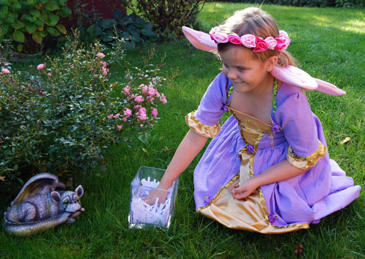 Mädchen im Feenkleid zieht 3 glückliche Gewinner