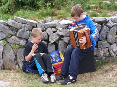 zwei Kinder singen beim Wandern