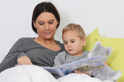 Mama liest Kind eine Gute-Nacht-Geschichte vor