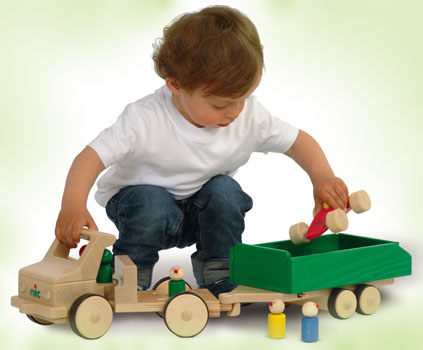 Kind spielt mit Nic Creamobil Holzautos