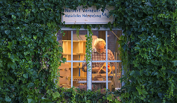ein Blick durchs Werkstattfenster, Norbert Verneuer bei der Arbeit