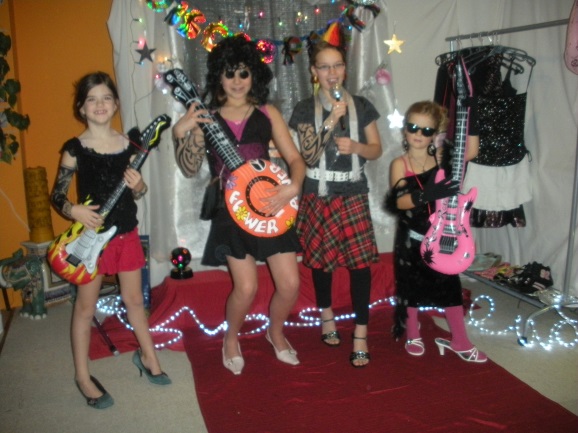 Discopmottoparty - Kinder sind als Dirsco- und Popstars verkleidet