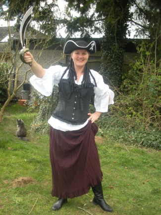 Erwachsene Frau im Piratenkostuem mit Saebel