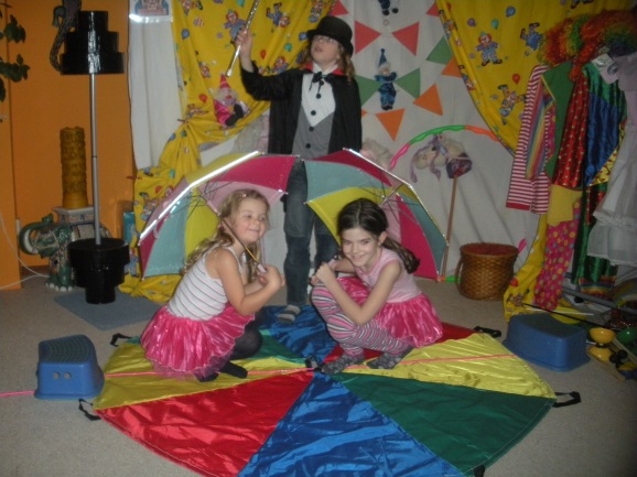 Kinder sind verkleidet und spielen Zirkus