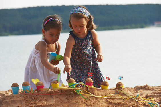 2 Maedchen spielen Eisdiele mit dem spielstabil Gelateria Eis-Set