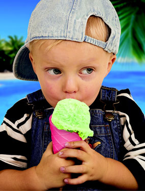 kleiner Junge leckt ein Eis aus einer Spielstabil eisform