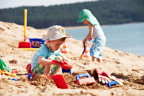 2 Kinder spielen im Sand